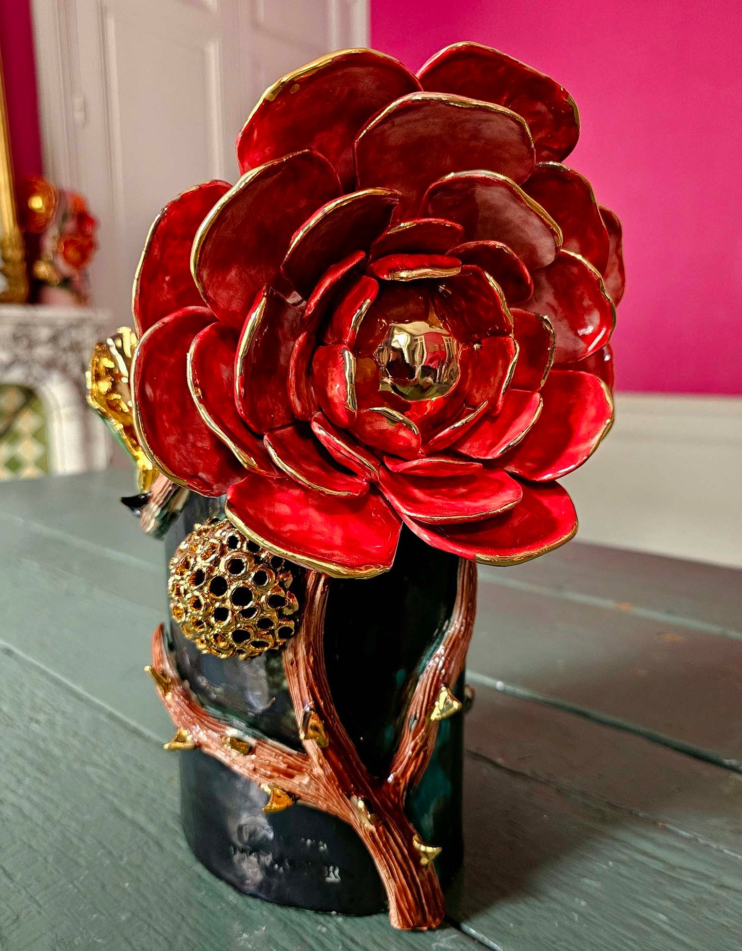 Ceramic Vase “Passionate Red” – Unique Piece with fine 22-carat gold