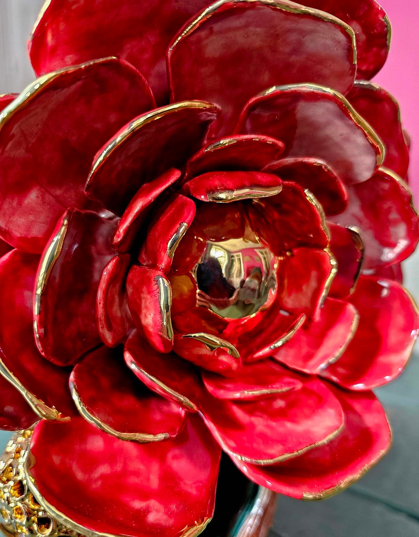 Ceramic Vase “Passionate Red” – Unique Piece with fine 22-carat gold