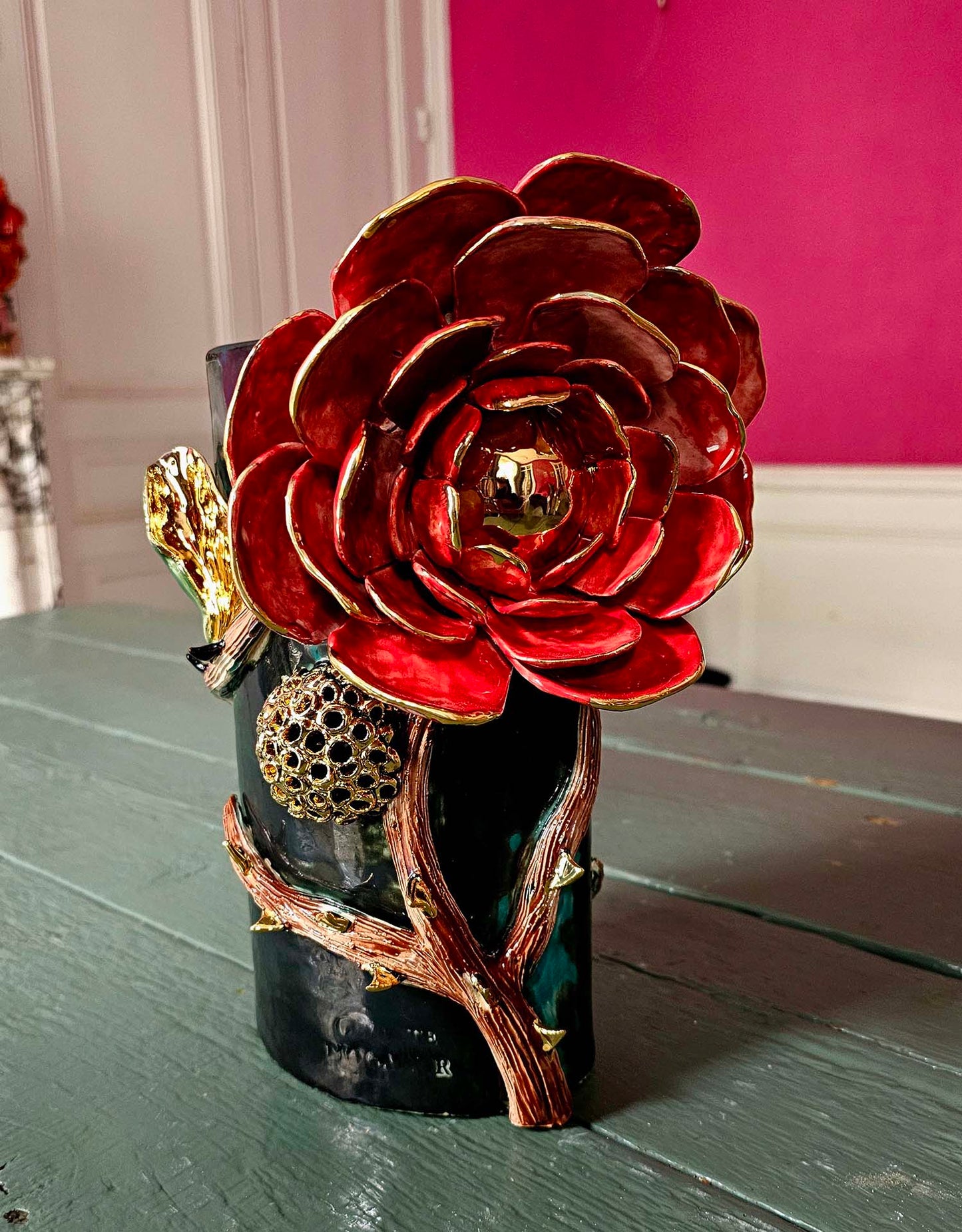 Ceramic Vase “Passionate Red” – Unique Piece with fine 22-carat gold
