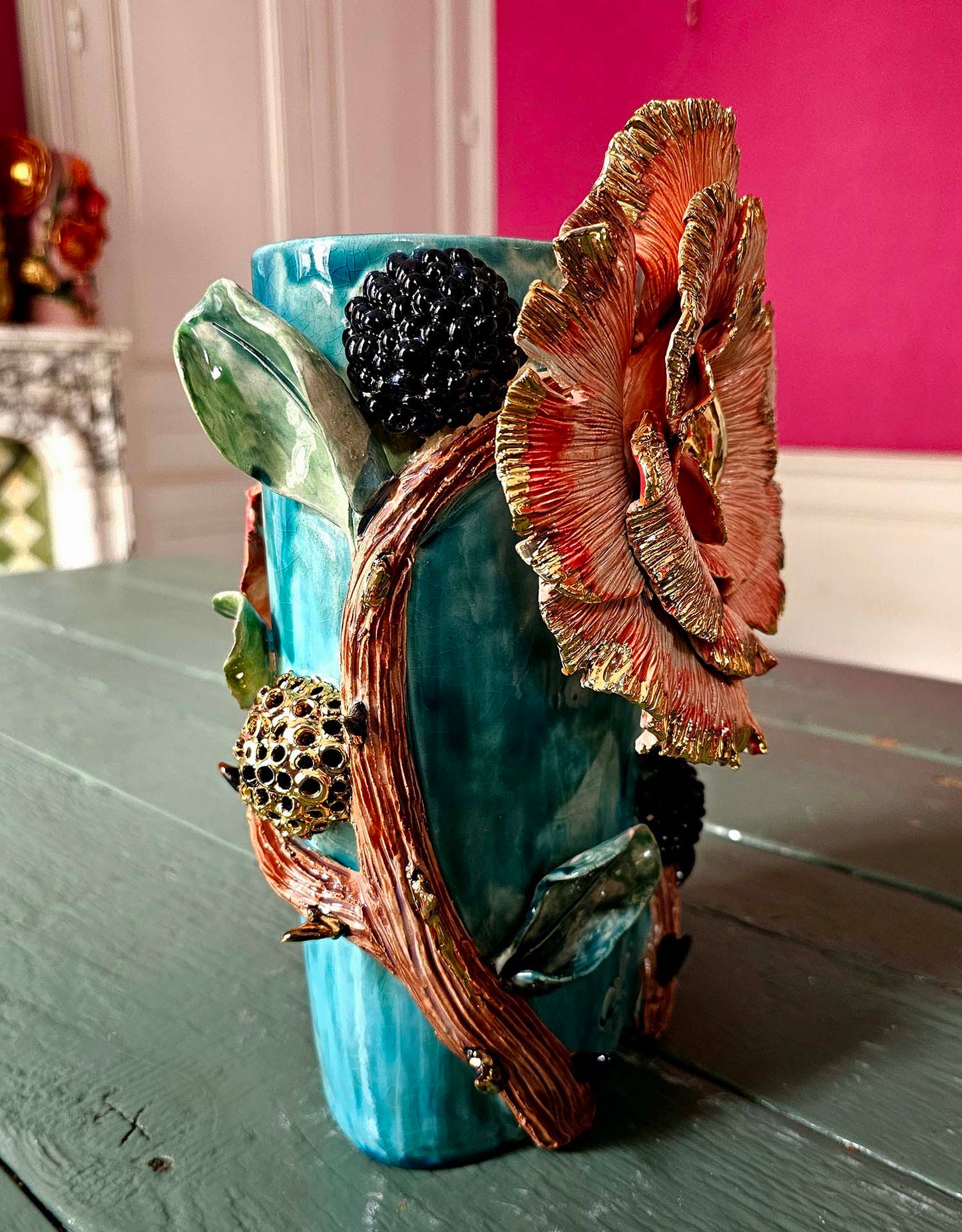 Vase en céramique « Fleur radieuse » – Pièce unique avec or fin 22 carats