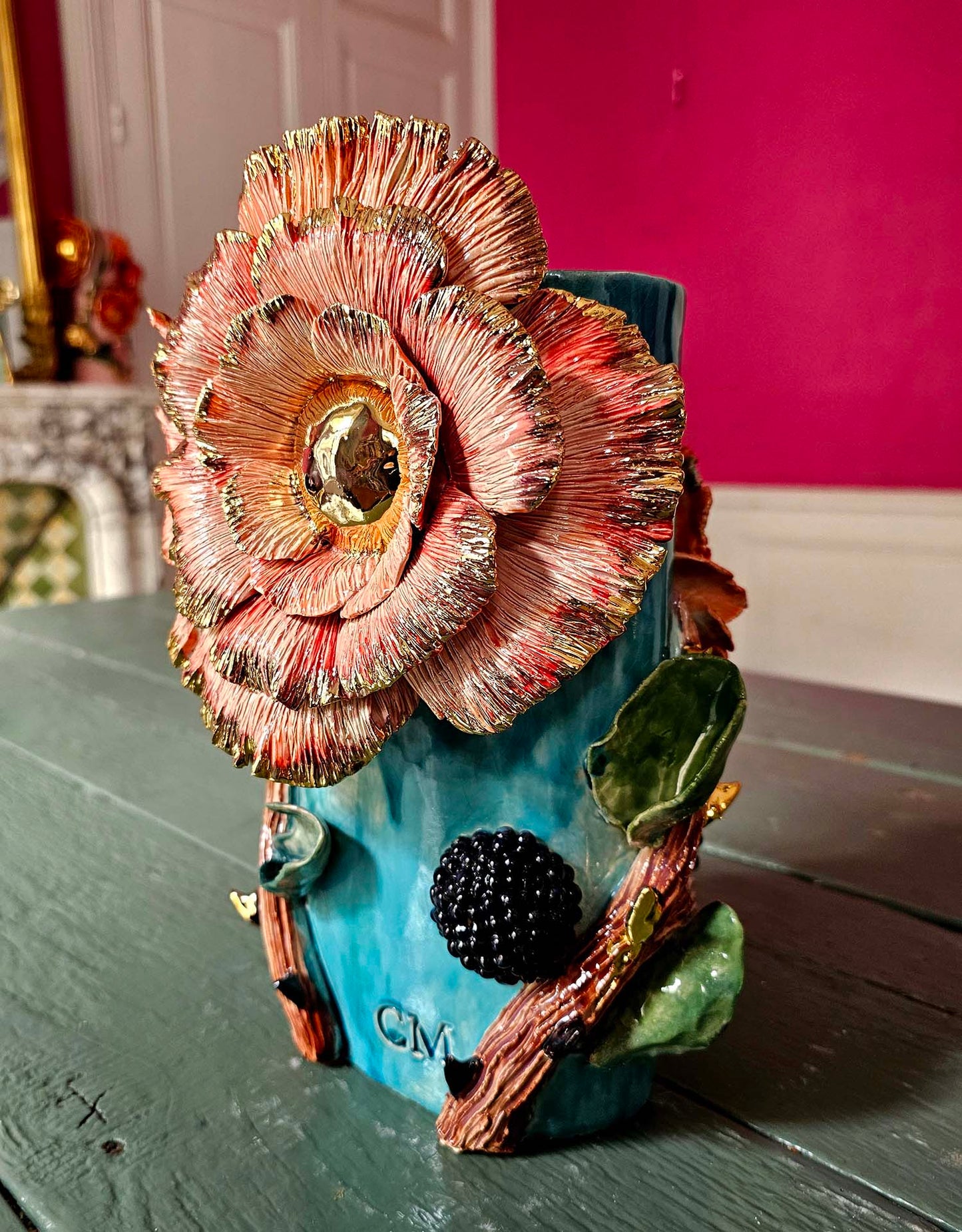 Vase en céramique « Fleur radieuse » – Pièce unique avec or fin 22 carats