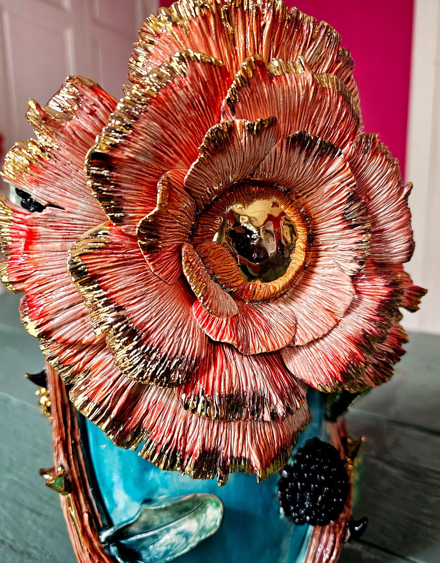 Vase en céramique « Fleur radieuse » – Pièce unique avec or fin 22 carats