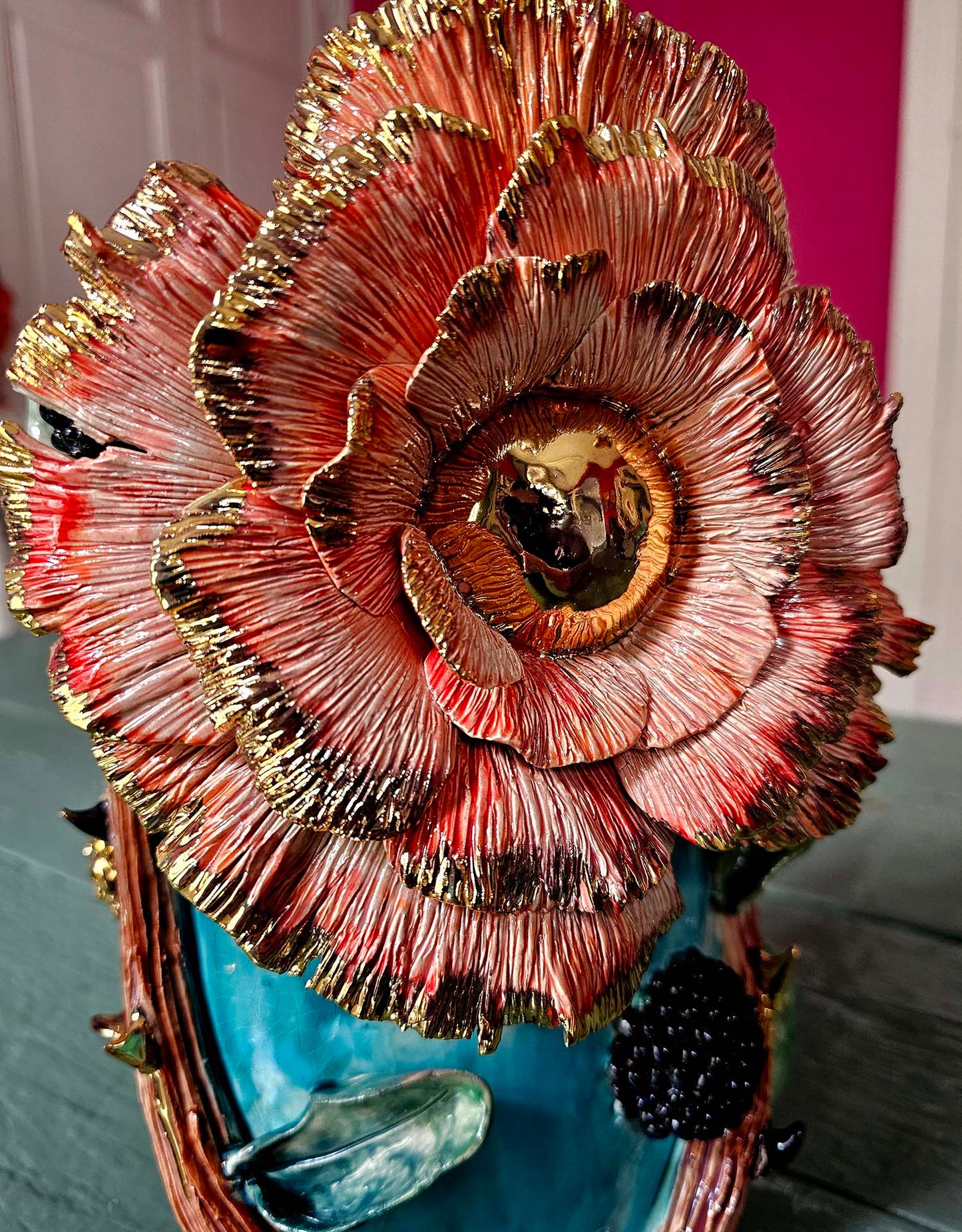 Vase en céramique « Fleur radieuse » – Pièce unique avec or fin 22 carats