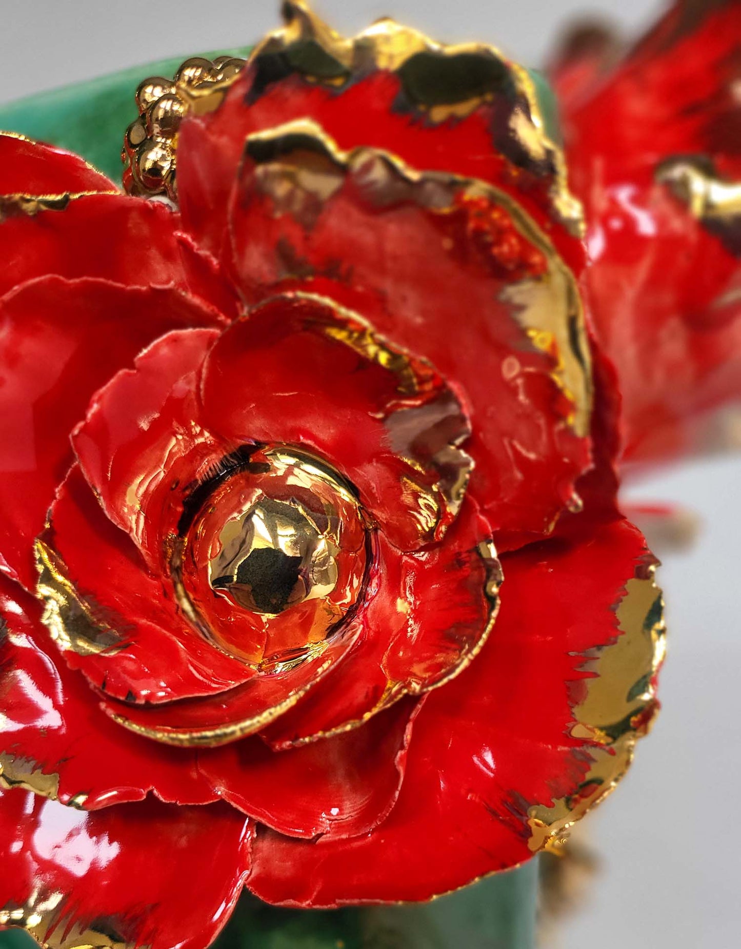 Vase à Fleurs Rouge en Faïence Emaillée et Or - Pièce Unique