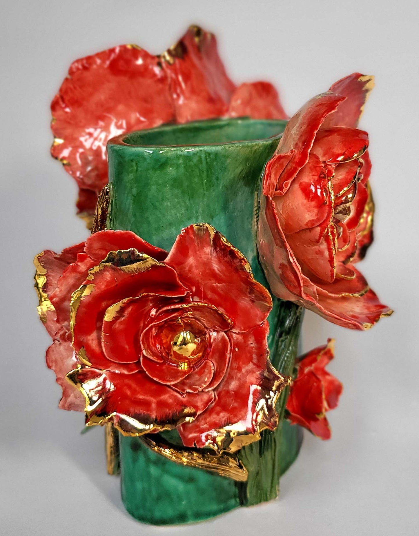 Vase à Fleurs Rouge en Faïence Emaillée et Or - Pièce Unique