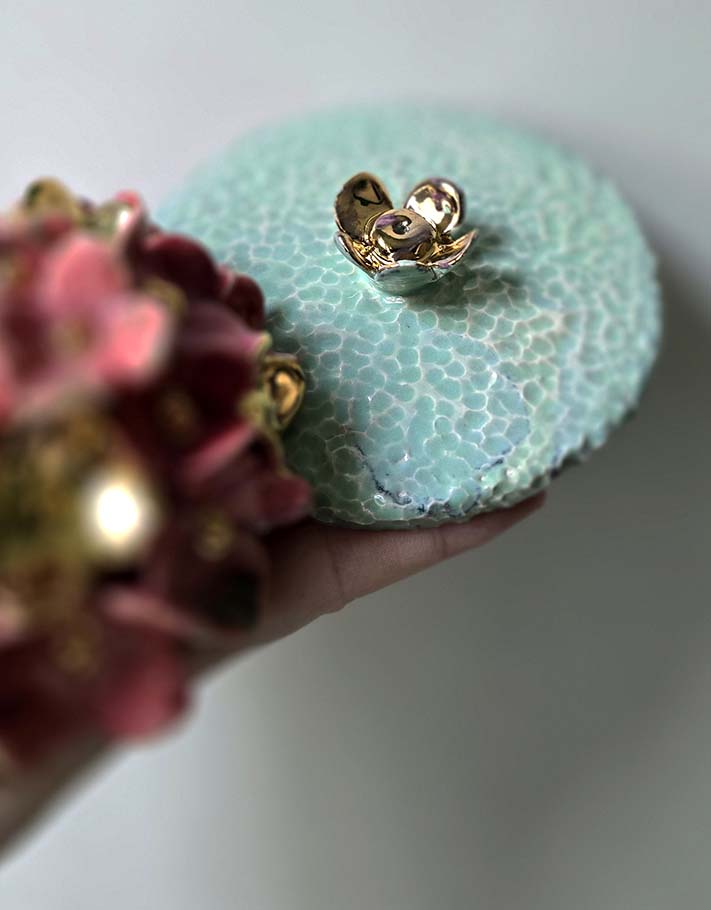 Porte encens Céramique Émaillée, Hortensias et Or - Pièce Unique Fait Main