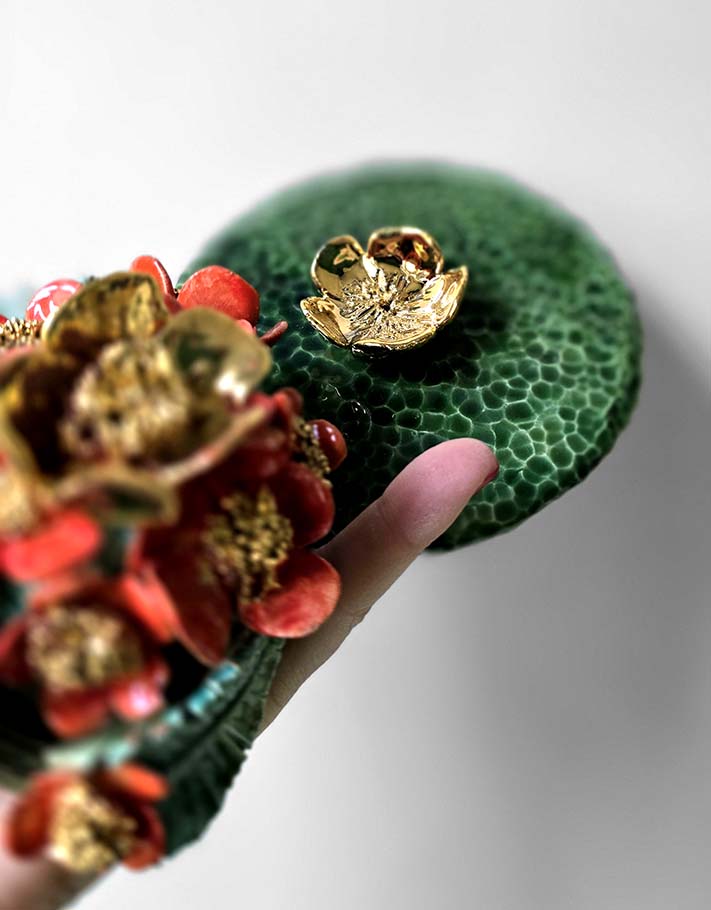 Porte encens Céramique Émaillée, Fleurs de fraisier et Or - Pièce Unique Fait Main