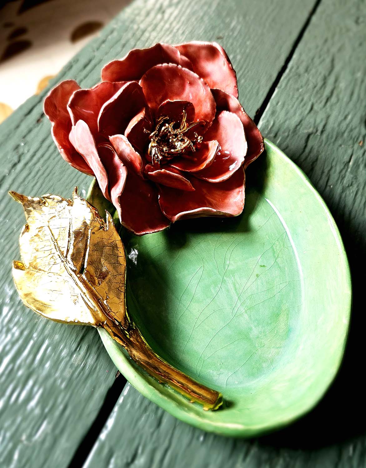 Plat en faïence émaillée doré à l'or fin 22 carats