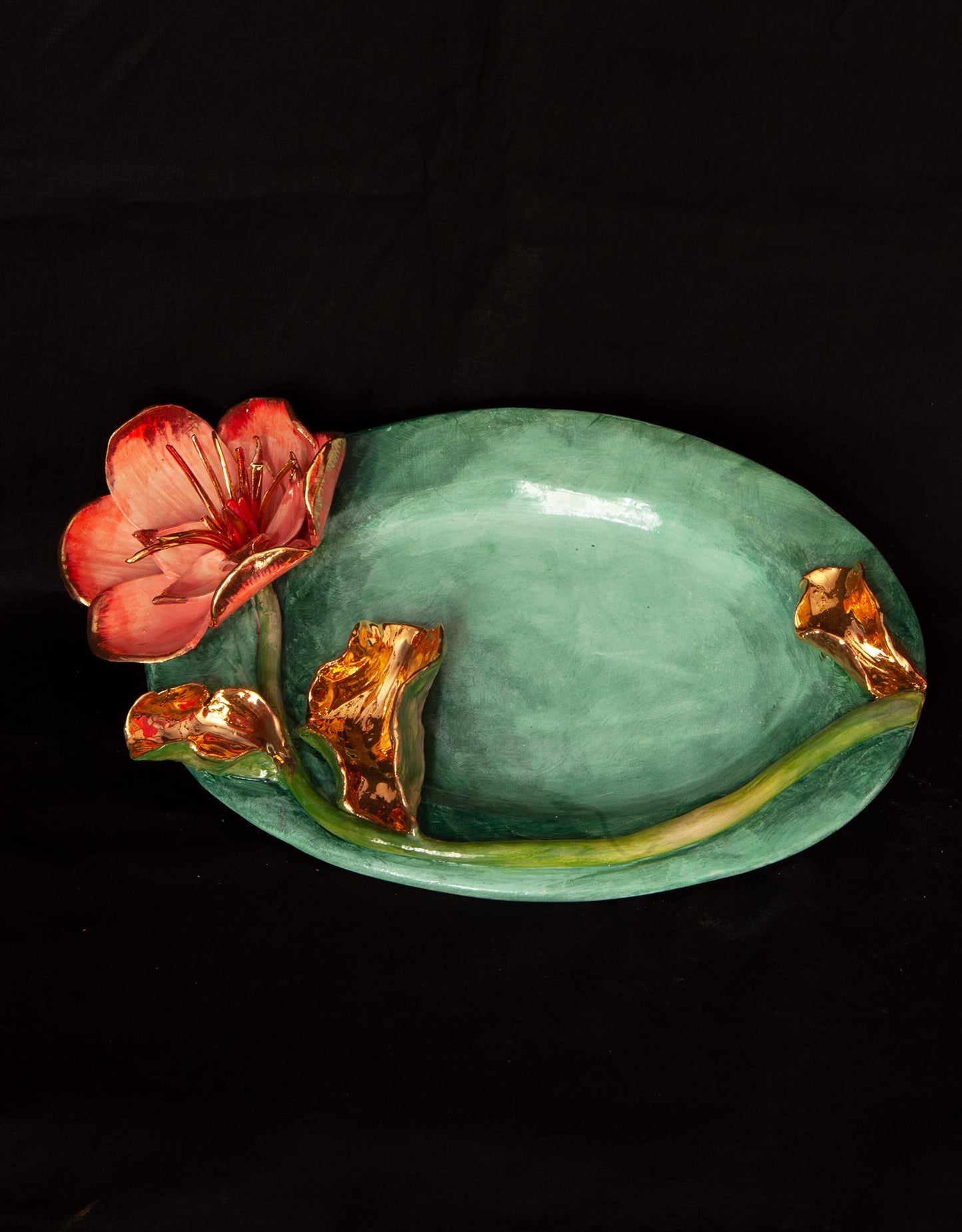 Plat en faïence émaillée doré à l'or fin 22 carats