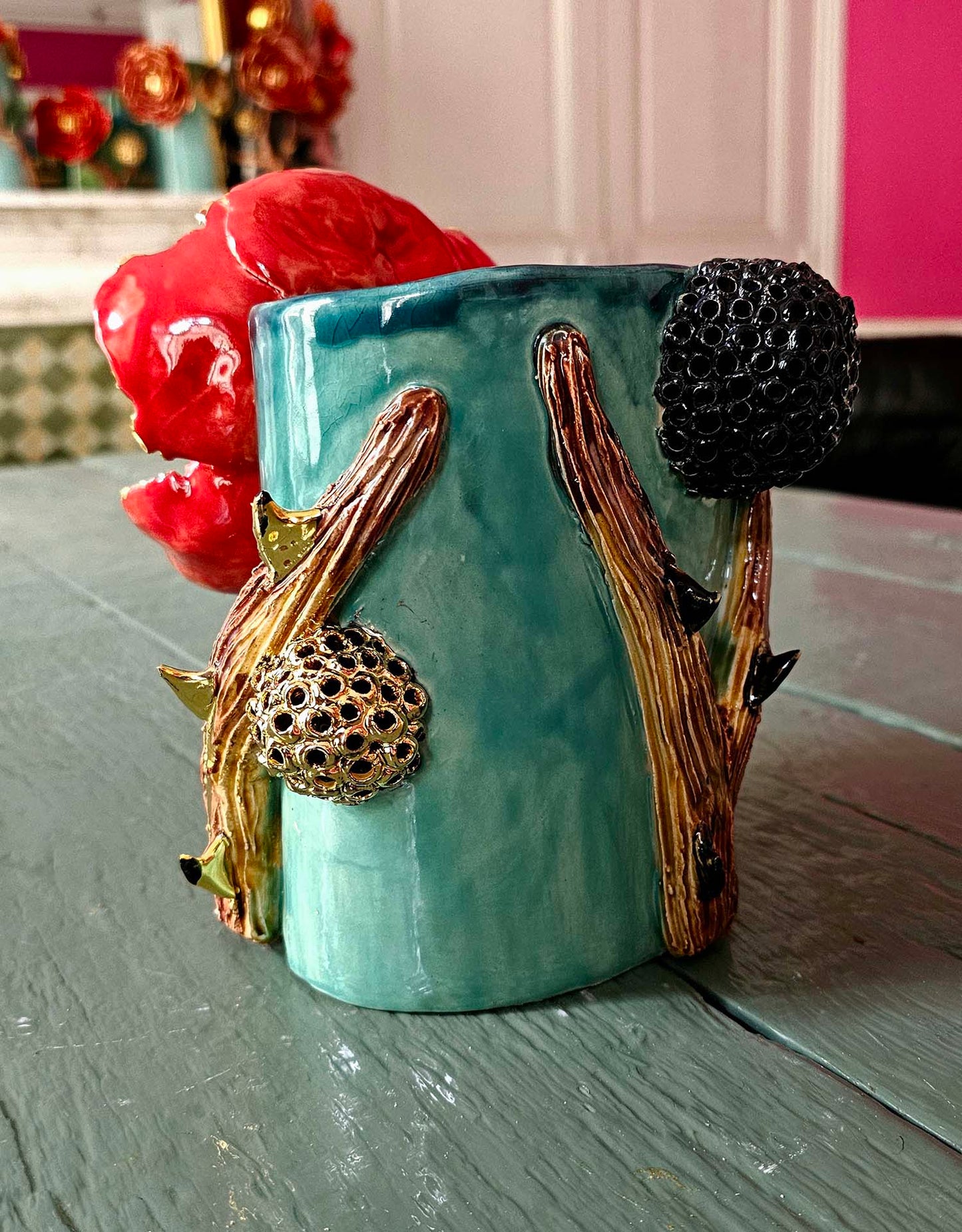 Vase en faïence émaillée doré à l'or fin 22 carats
