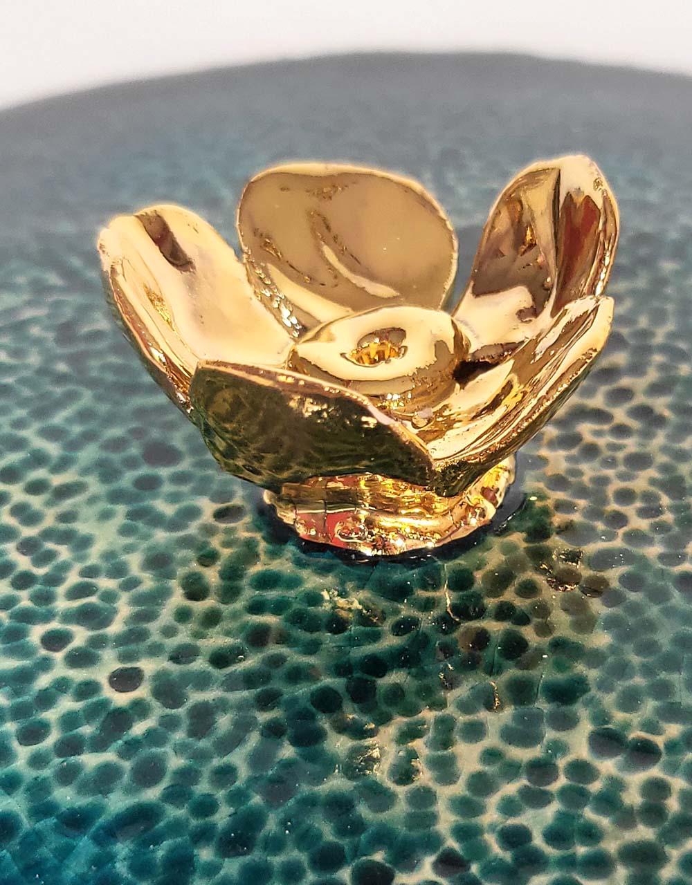 Incense holder with hydrangea decor and 22 carat gold plating