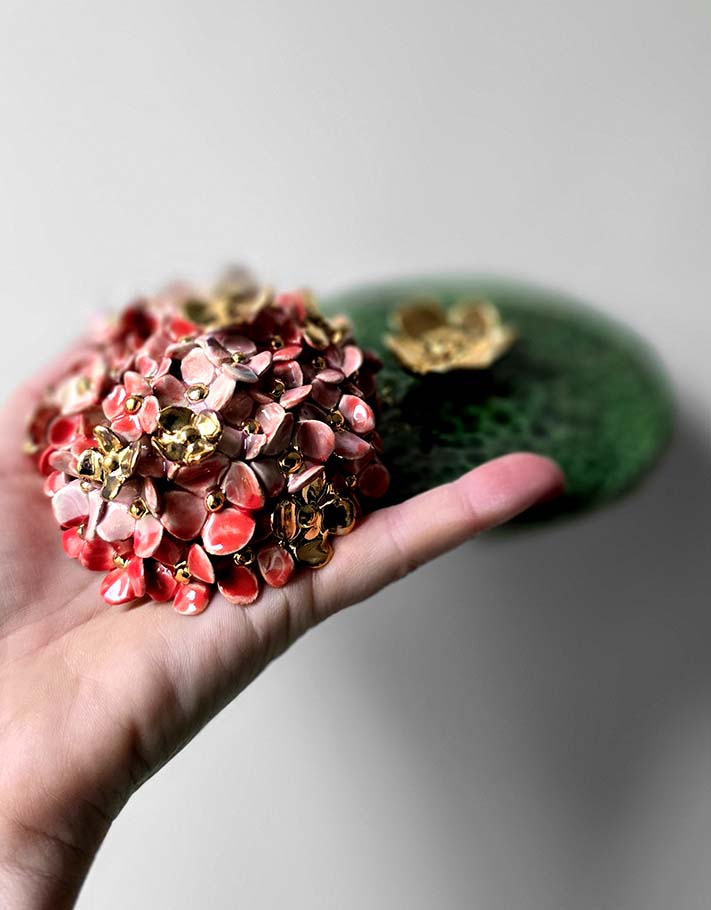 Porte encens Céramique Émaillée, Hortensias et Or - Pièce Unique Fait Main
