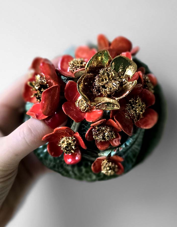 Porte encens Céramique Émaillée, Fleurs de fraisier et Or - Pièce Unique Fait Main