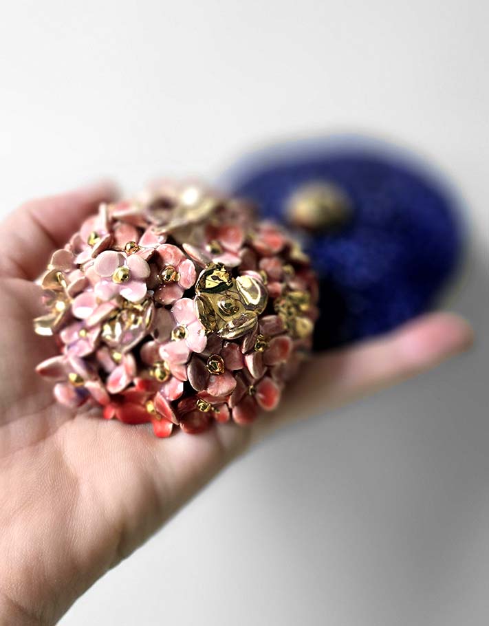 Porte encens Céramique Émaillée, Hortensias et Or - Pièce Unique Fait Main